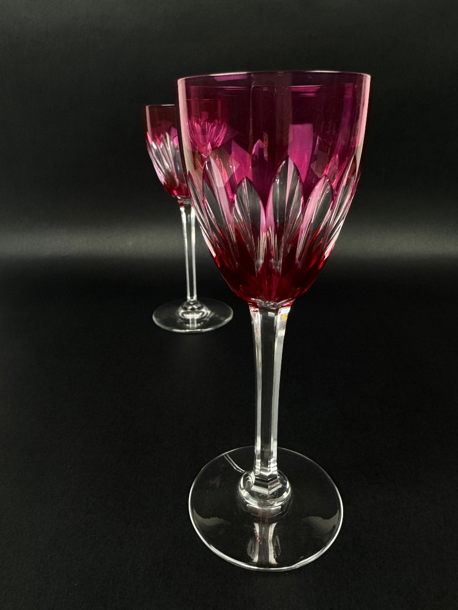 Paire de verres à vin Baccarat – Modèle Cassino – Cristal framboise taillé – 19 cm