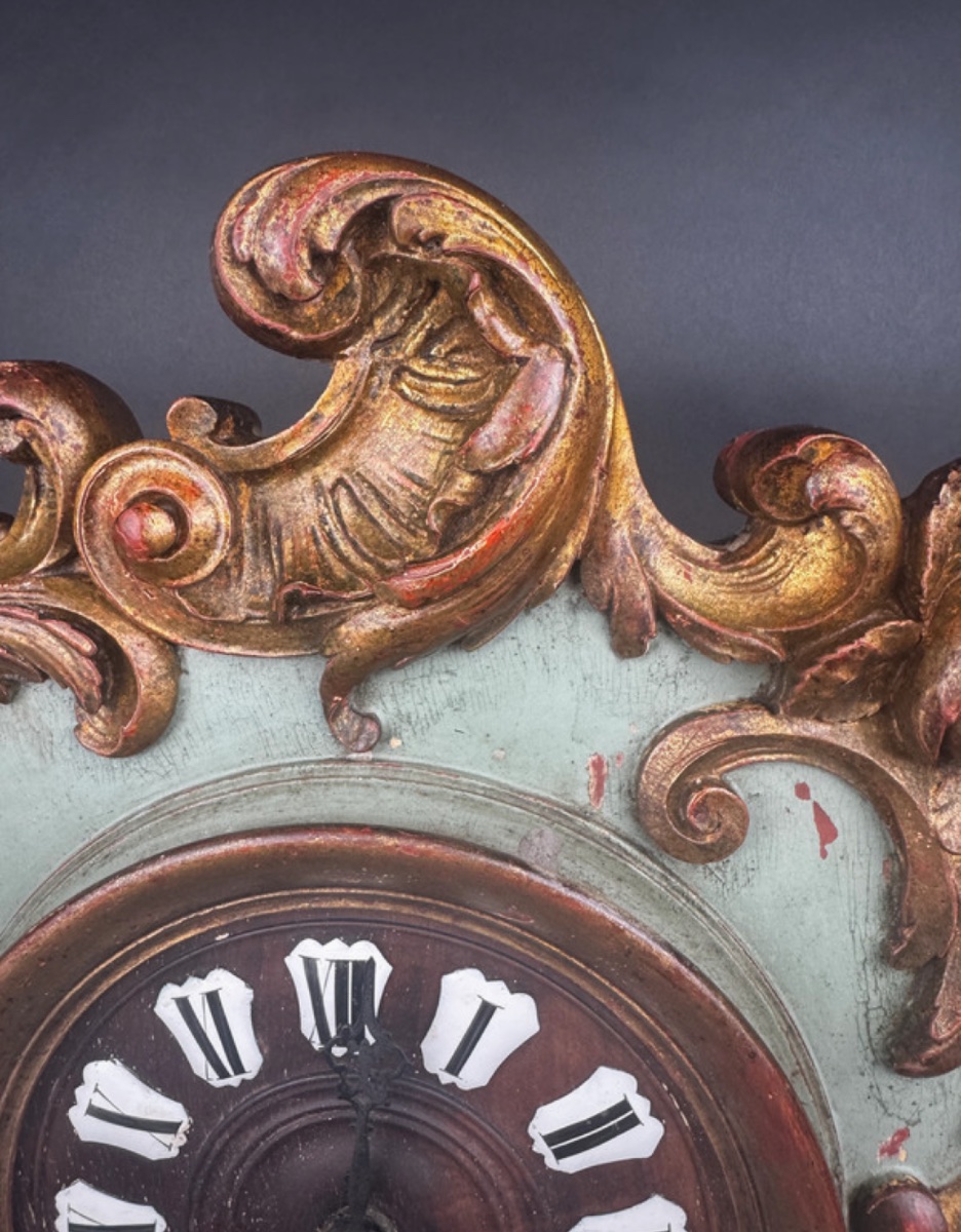 Horloge murale, cartel XIXe en bois sculpté doré et polychrome style Louis XV -photo-2