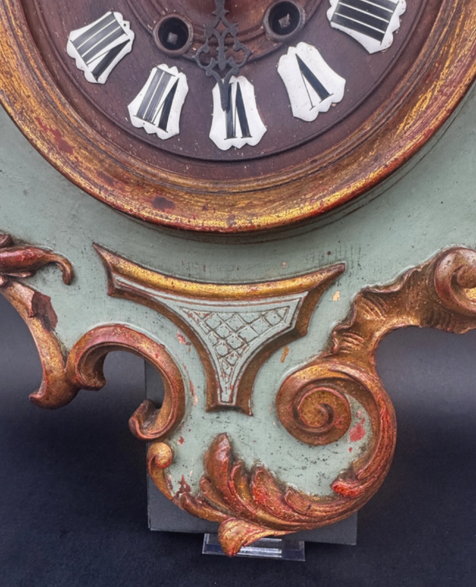 Horloge murale, cartel XIXe en bois sculpté doré et polychrome style Louis XV -photo-1
