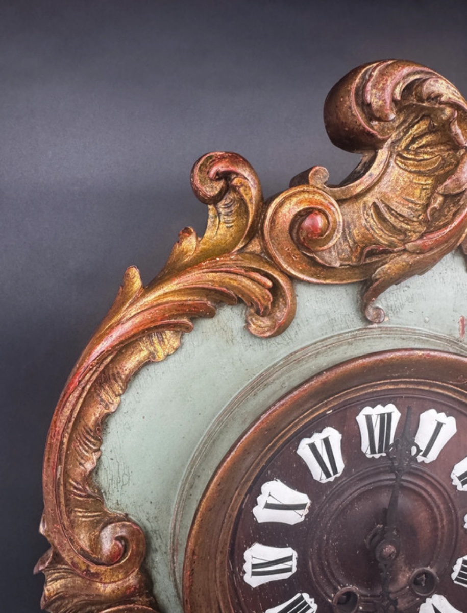 Horloge murale, cartel XIXe en bois sculpté doré et polychrome style Louis XV -photo-8