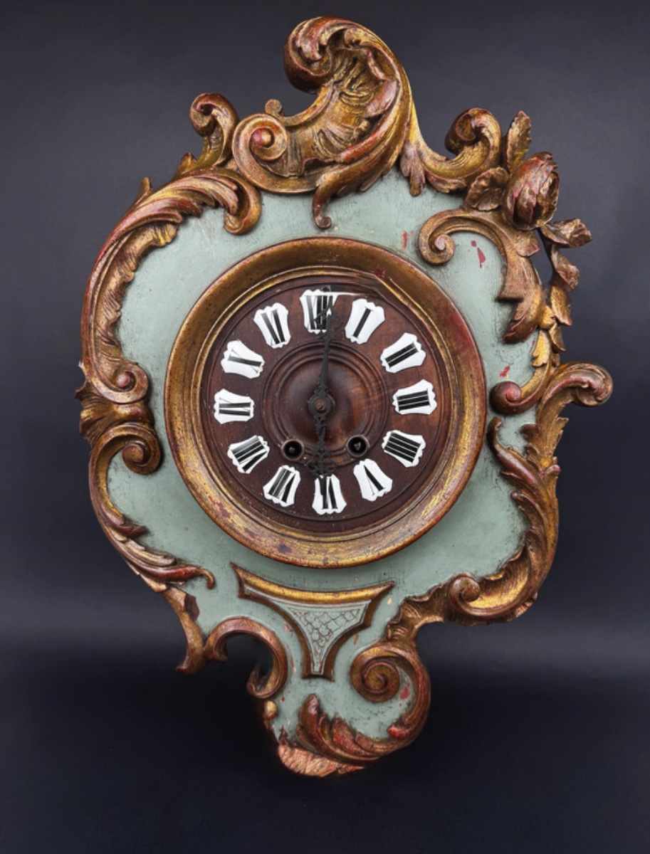 Horloge murale, cartel XIXe en bois sculpté doré et polychrome style Louis XV 