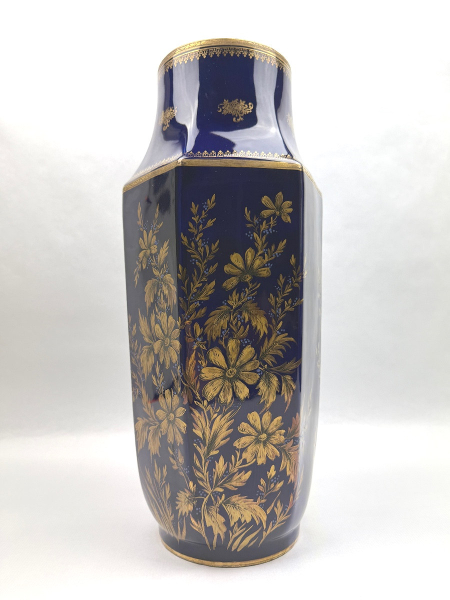 Important vase octogonal en porcelaine de Limoges, bleu de Four