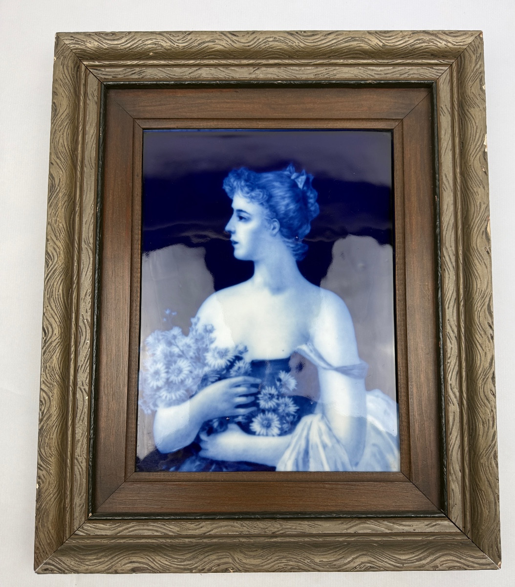Cadre émail de Limoges, jeune femme au bouquet de fleurs