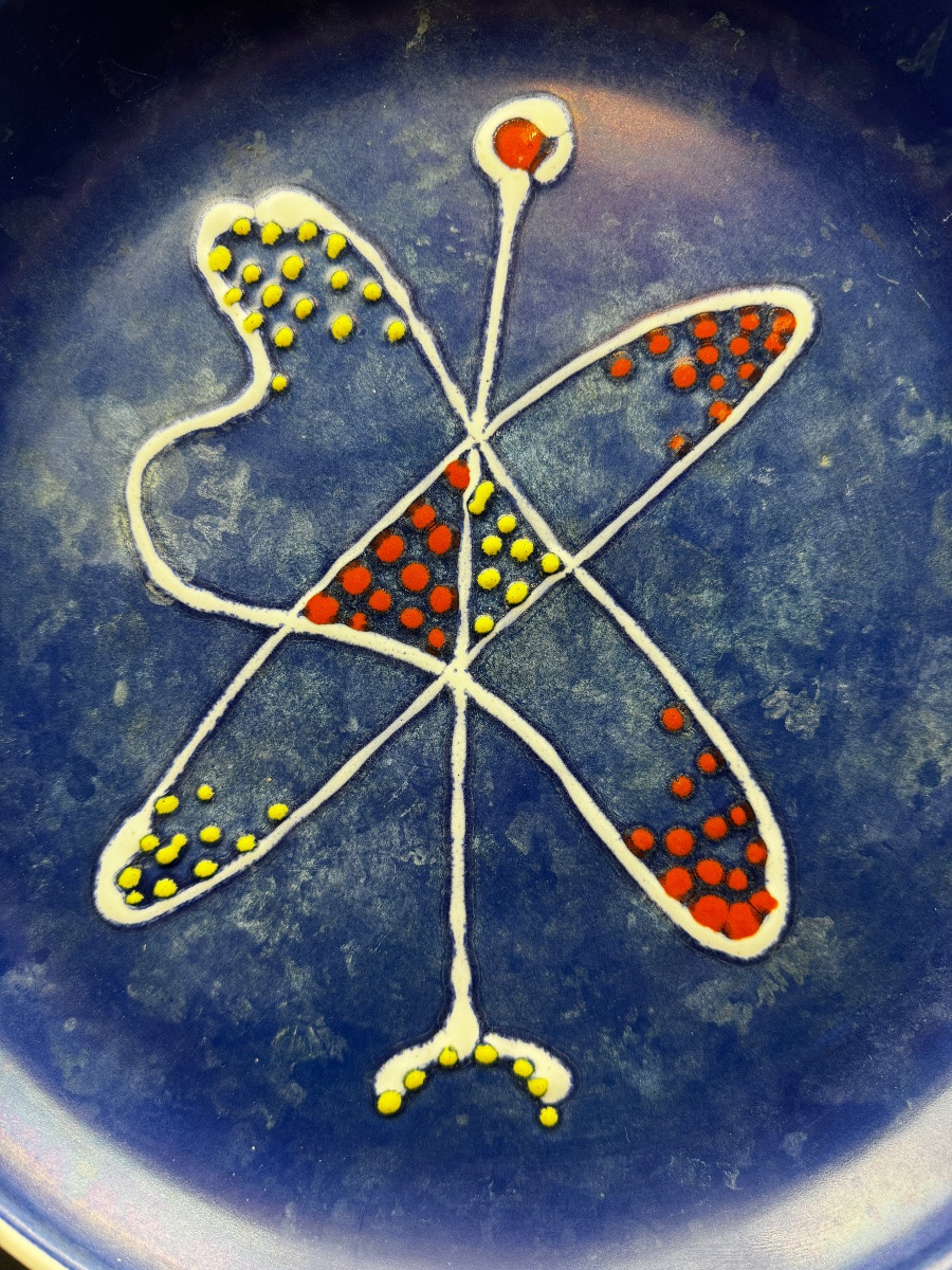 André Baud, Vallauris, large plat en céramique émaillée blanc et bleu  à décor abstrait c. 1955-photo-2