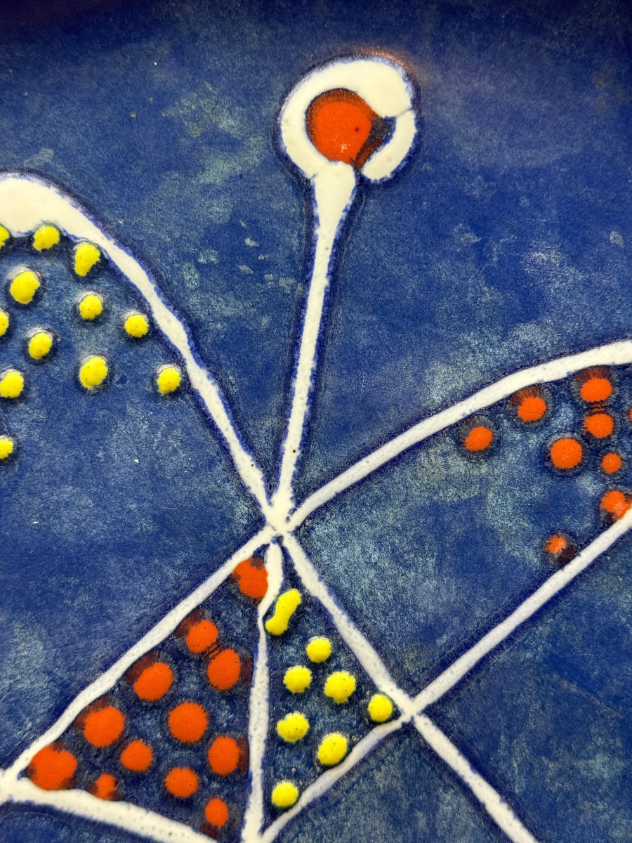 André Baud, Vallauris, large plat en céramique émaillée blanc et bleu  à décor abstrait c. 1955-photo-3