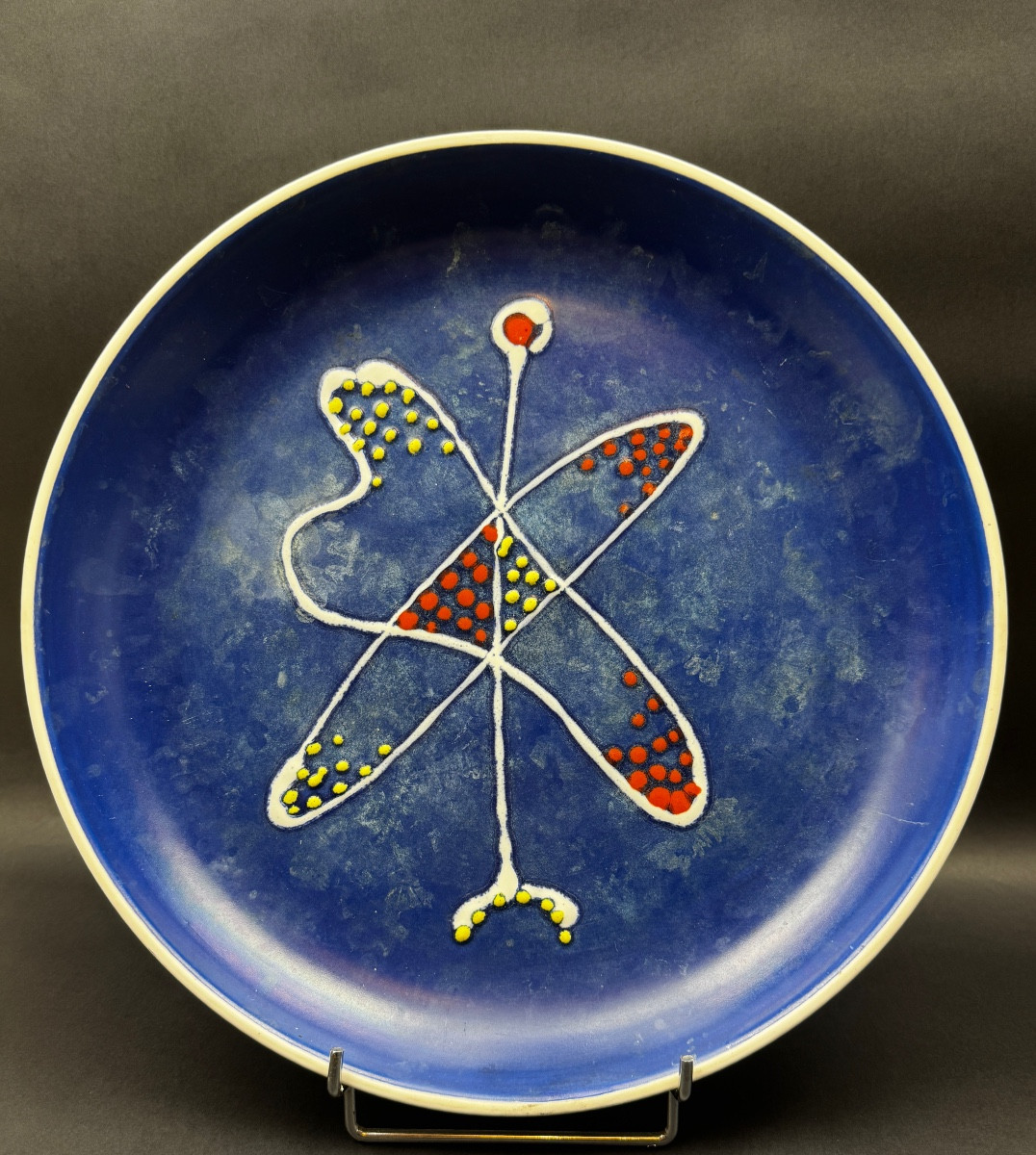 André Baud, Vallauris, large plat en céramique émaillée blanc et bleu  à décor abstrait c. 1955