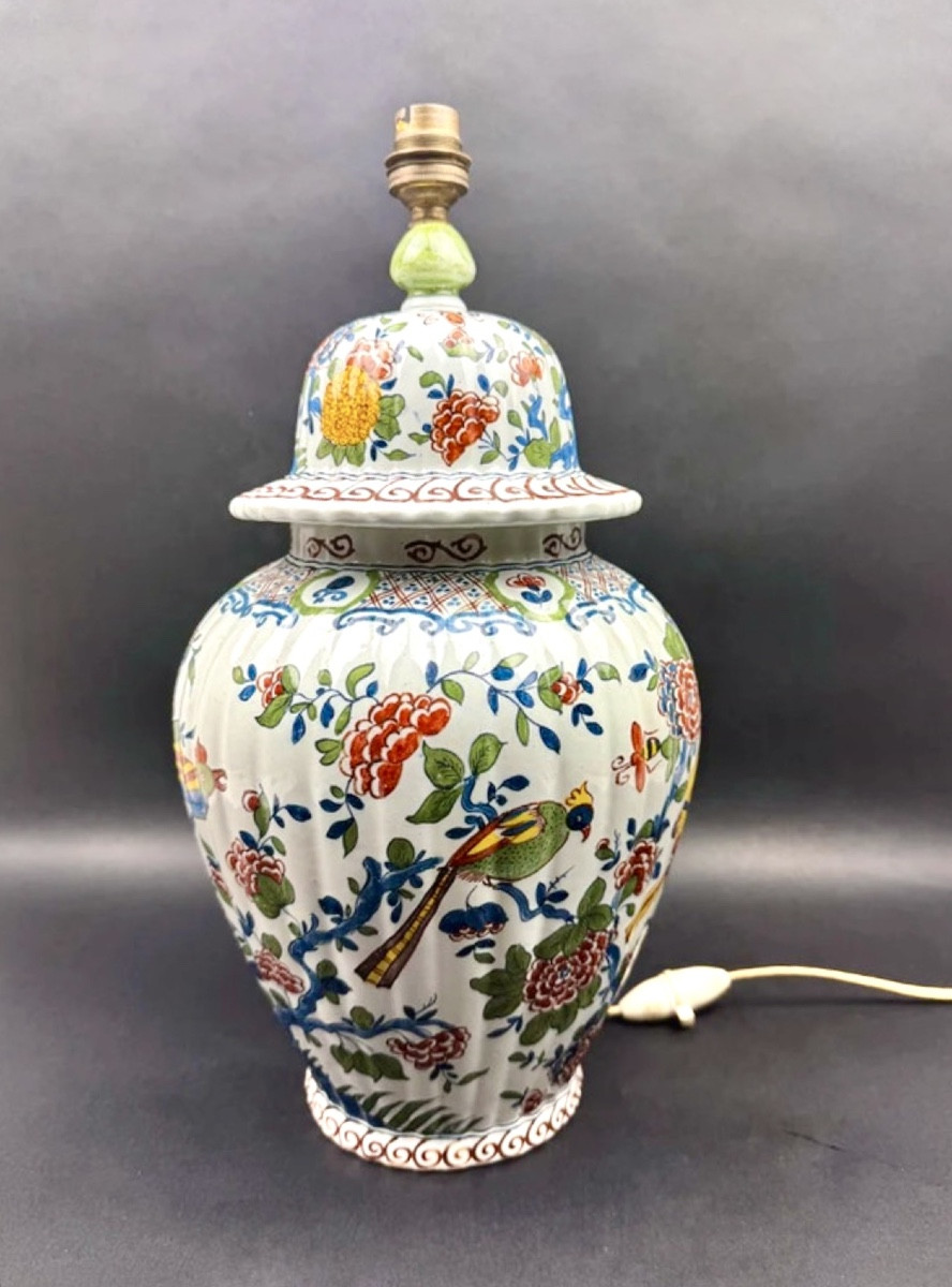 Lampe en faïence de Delft JVOH décor polychrome oiseaux et fleurs, vers 1950