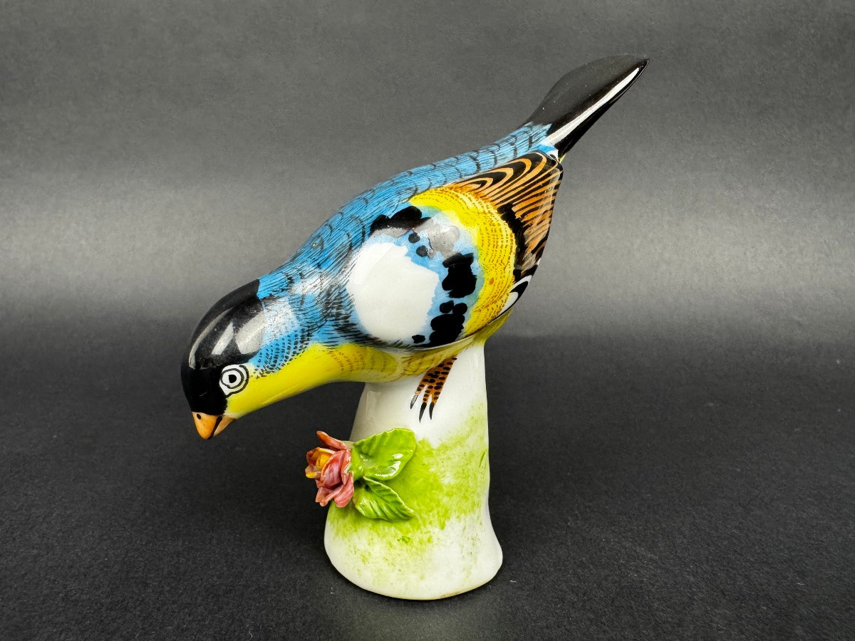 Figurine porcelaine oiseau polychrome sur socle fleuri vintage