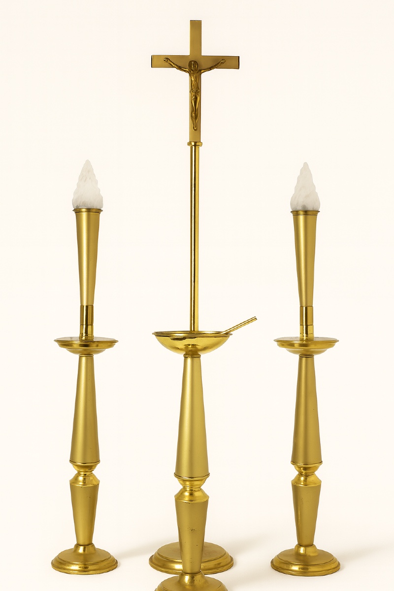 Ensemble liturgique de chapelle en laiton et polymère, croix, lampadaires, bénitier