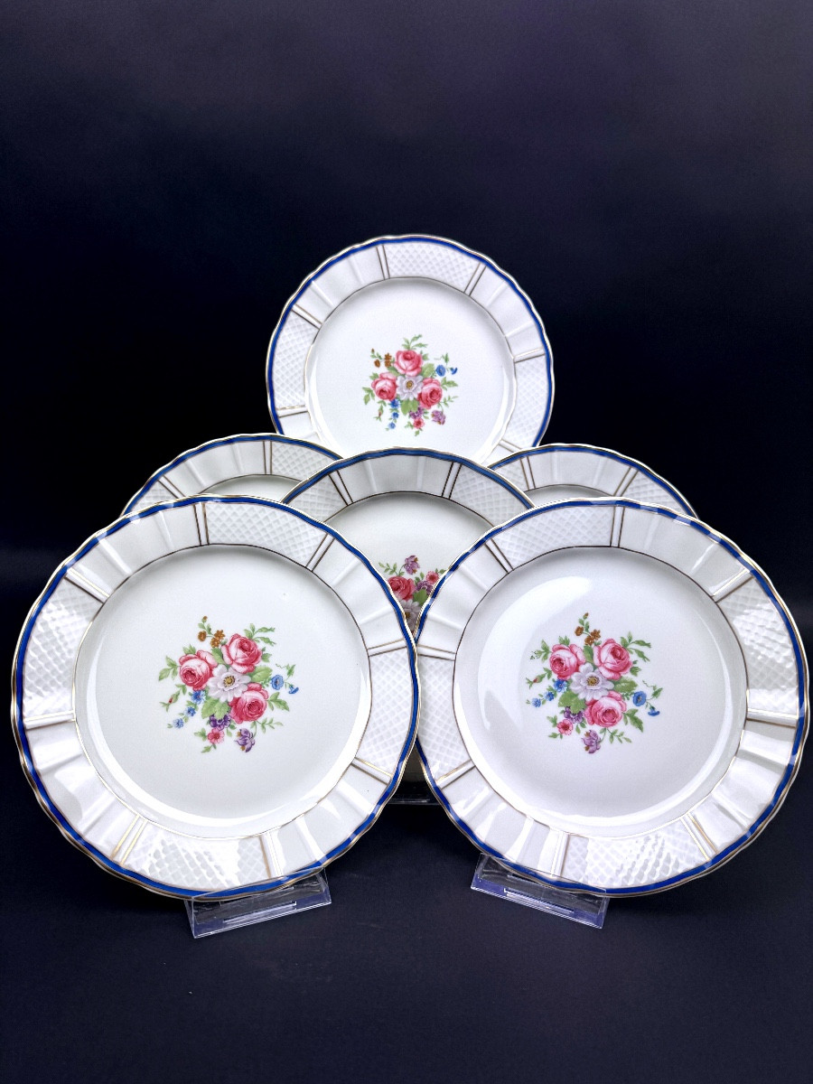 Bernardaud Limoges suite de six assiettes à dessert décor floral et filet bleu/or