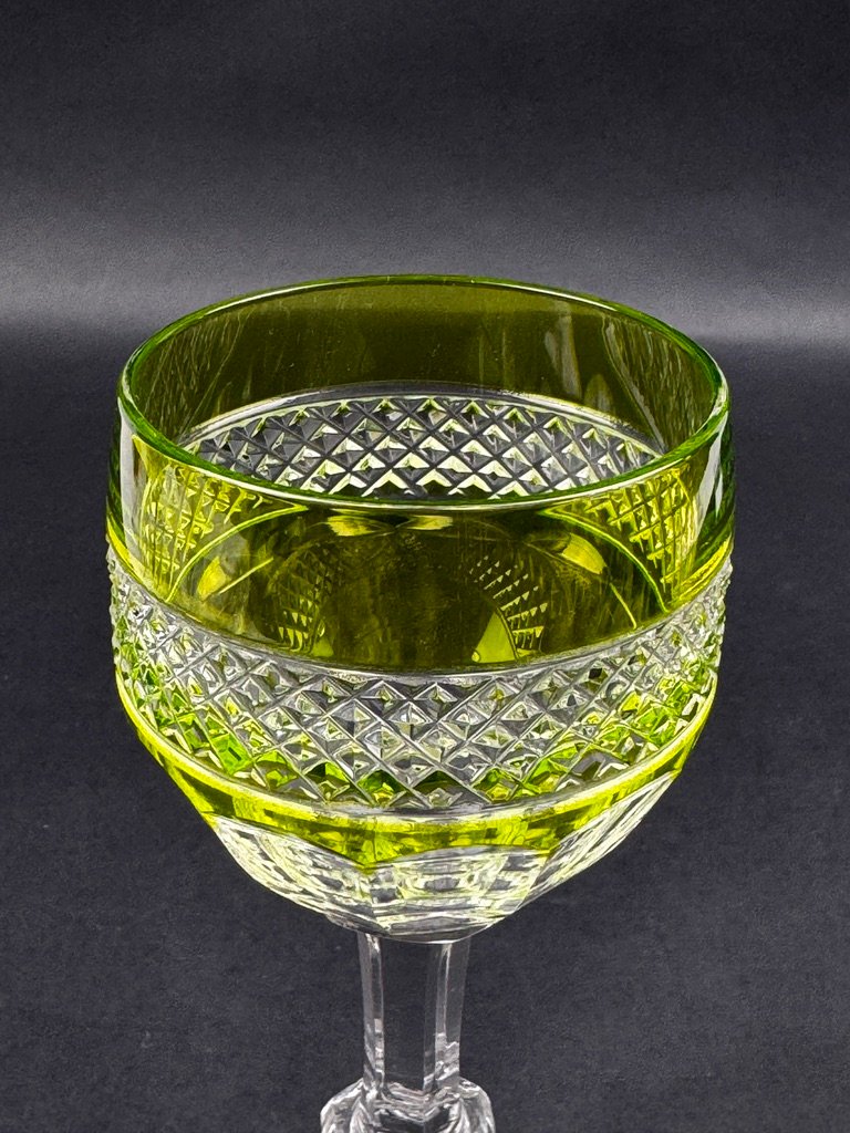 Verre à vin du Rhin en cristal vert chartreuse Saint-Louis Trianon non signé-photo-2