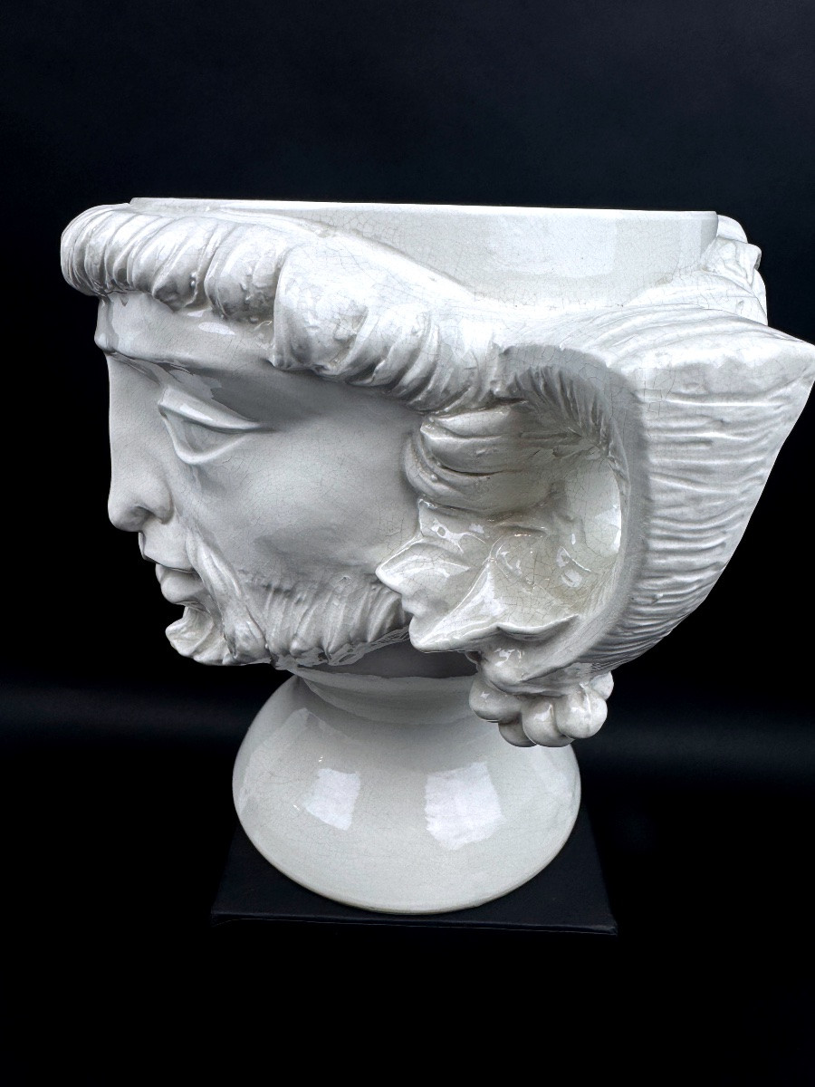 Grand cache pot en faïence blanche, têtes de faunes-photo-2