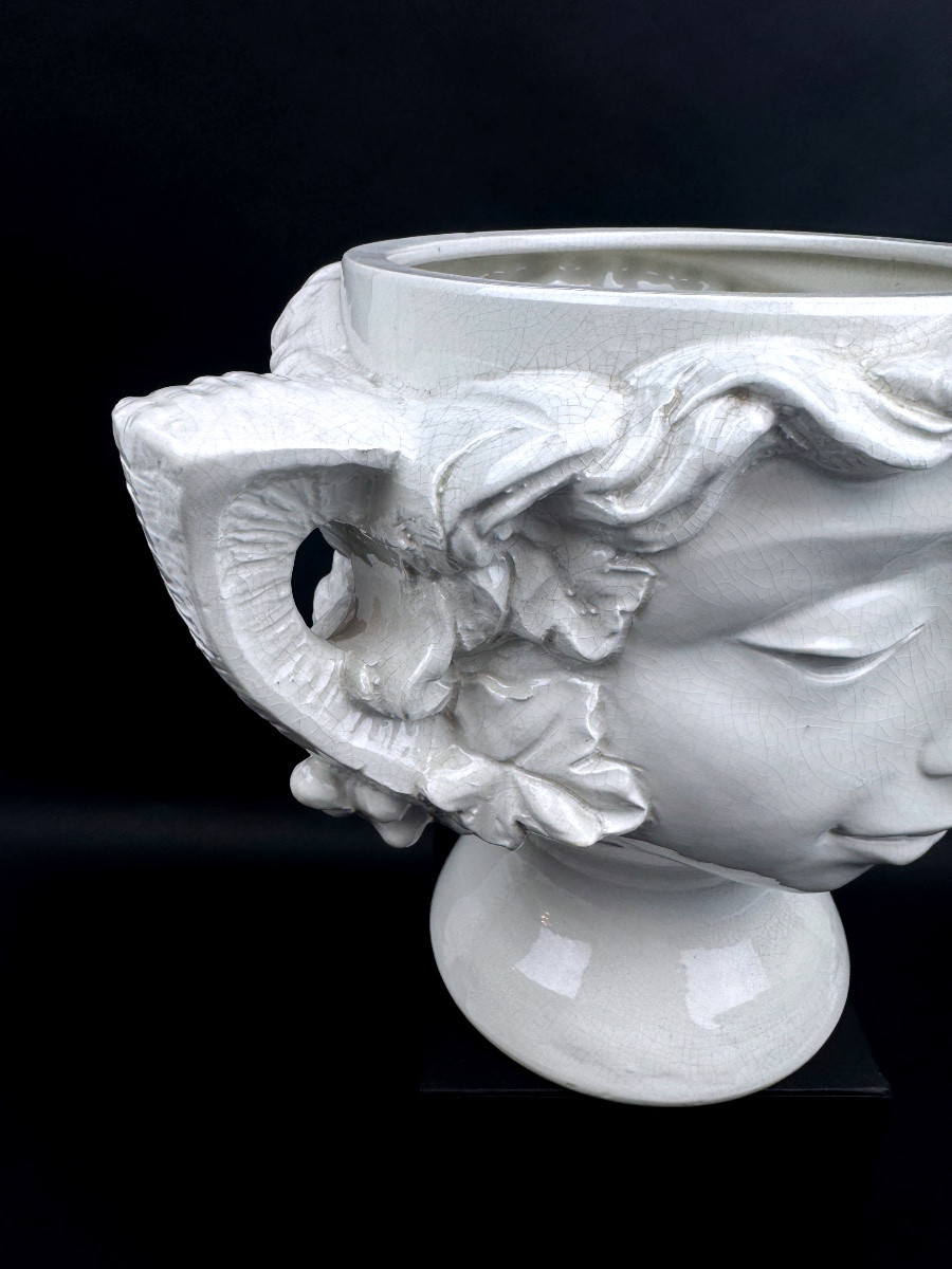 Grand cache pot en faïence blanche, têtes de faunes-photo-3