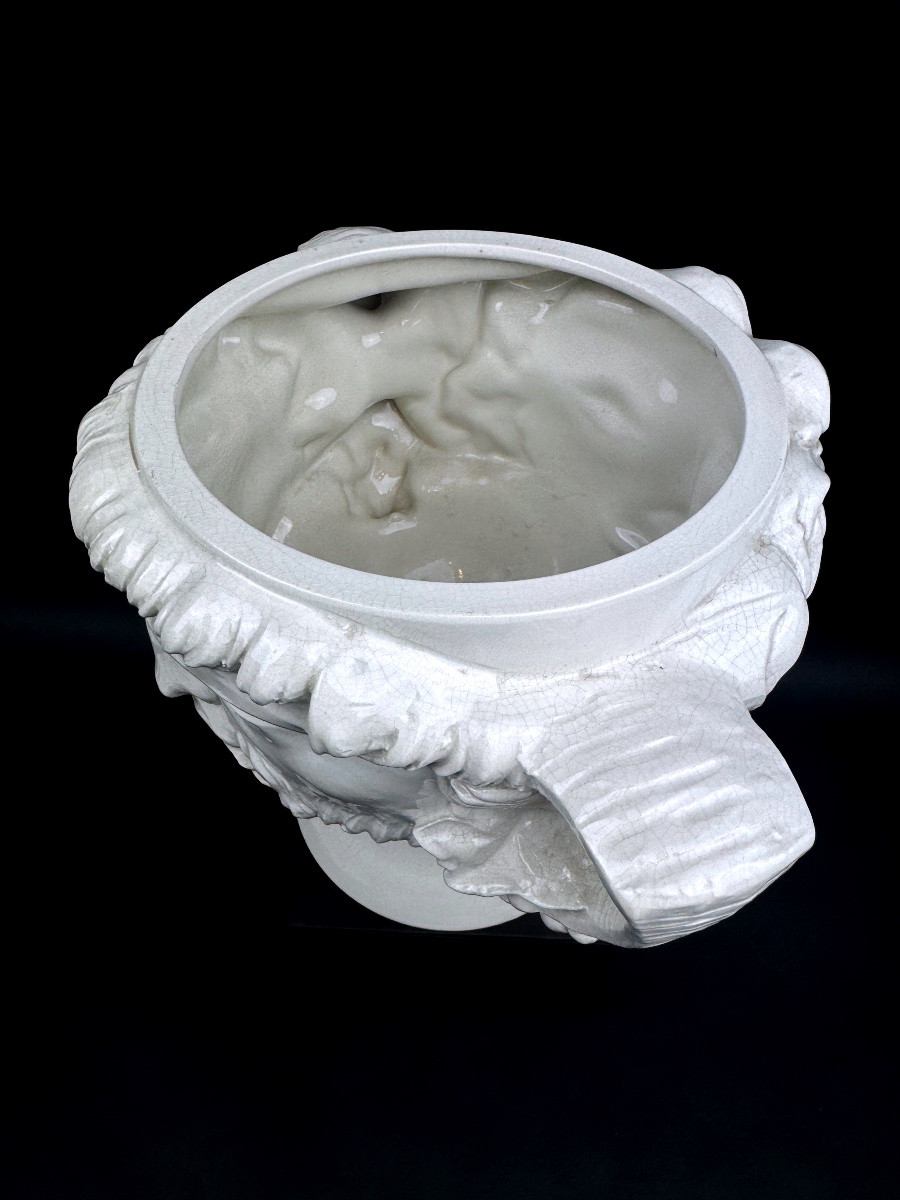 Grand cache pot en faïence blanche, têtes de faunes-photo-4
