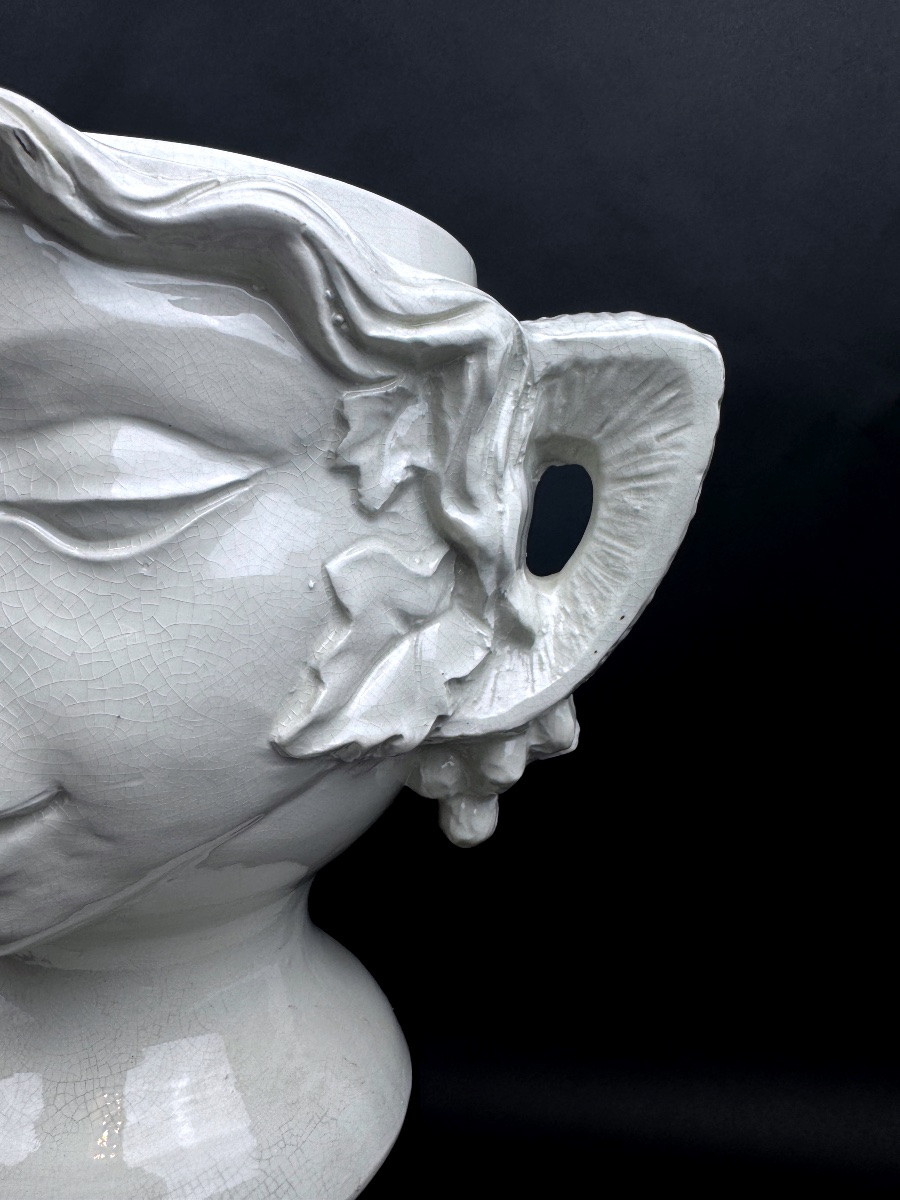 Grand cache pot en faïence blanche, têtes de faunes-photo-1