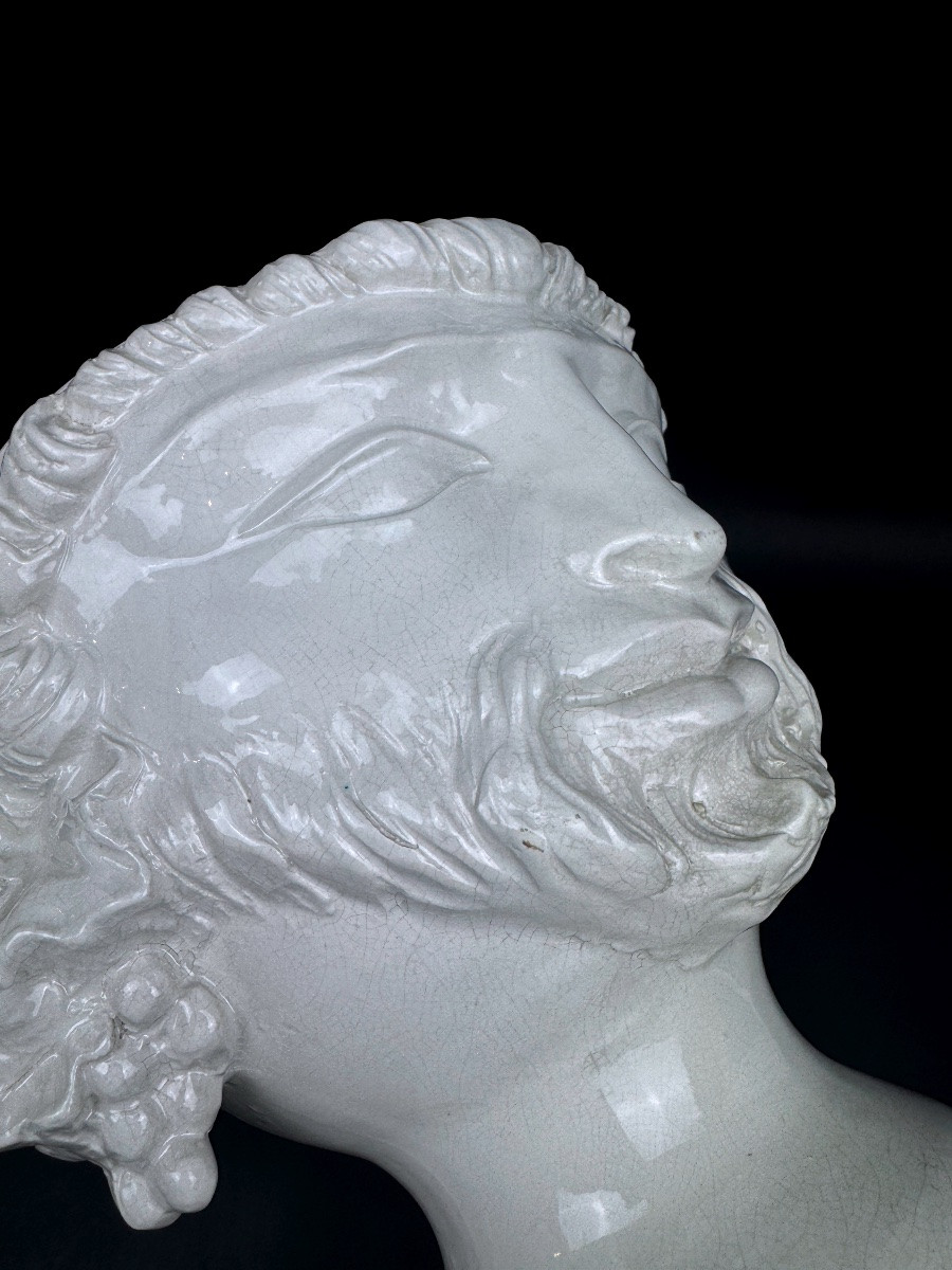 Grand cache pot en faïence blanche, têtes de faunes-photo-2