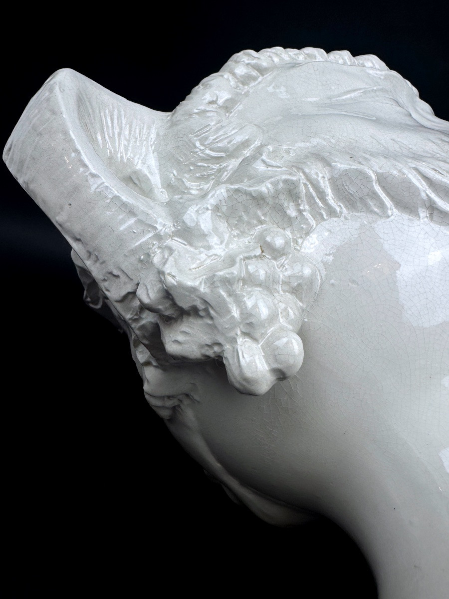 Grand cache pot en faïence blanche, têtes de faunes-photo-3