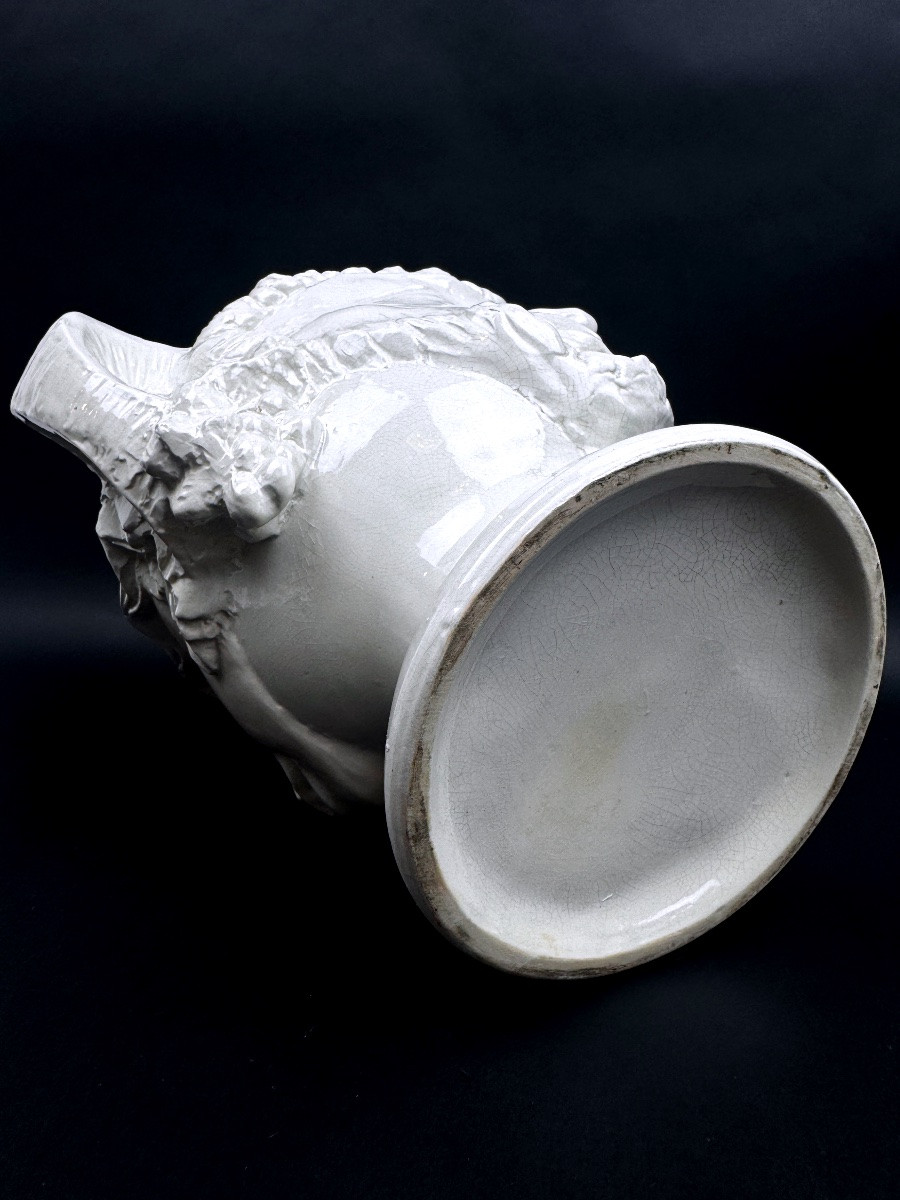 Grand cache pot en faïence blanche, têtes de faunes-photo-4
