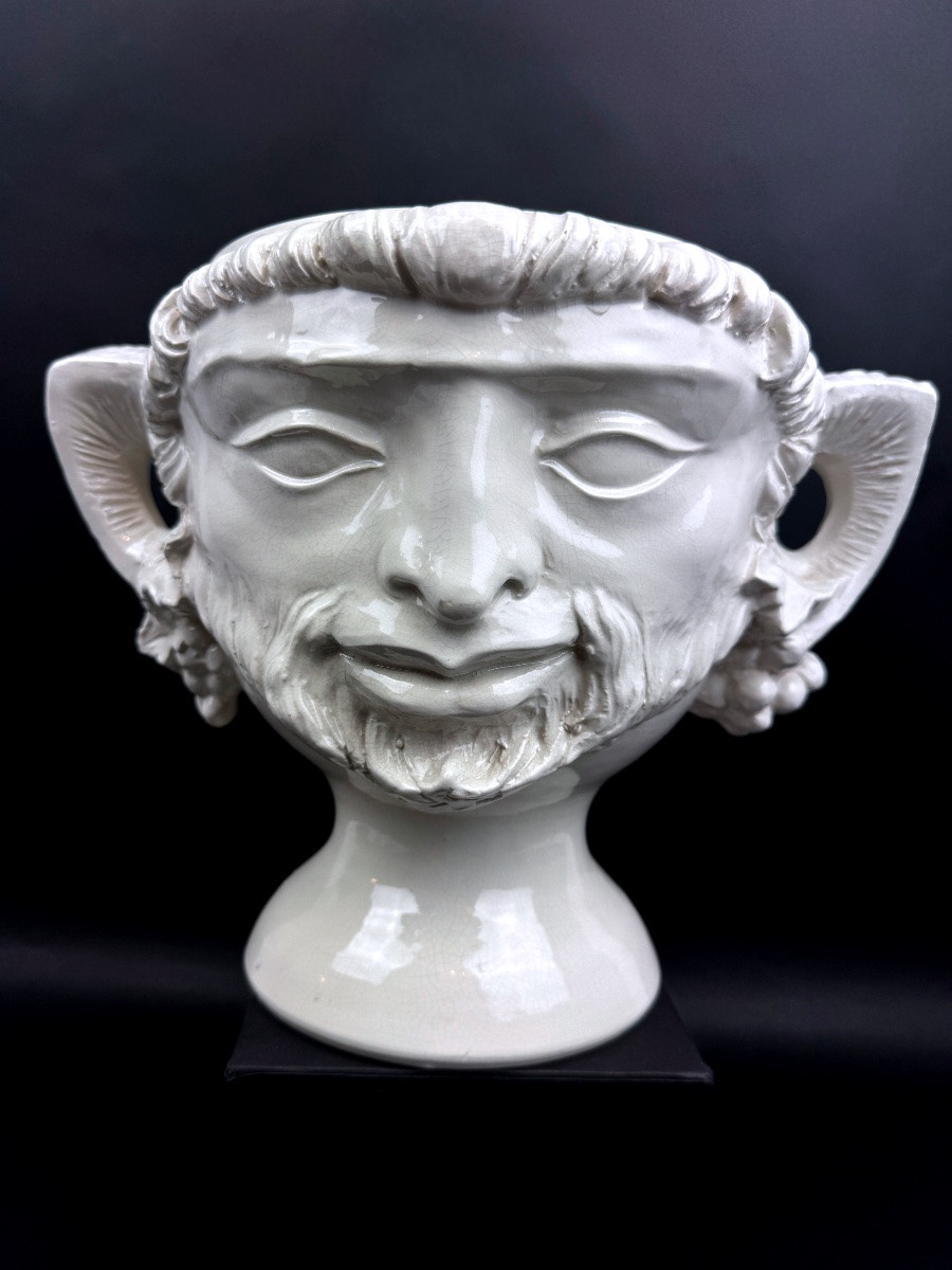 Grand cache pot en faïence blanche, têtes de faunes-photo-5