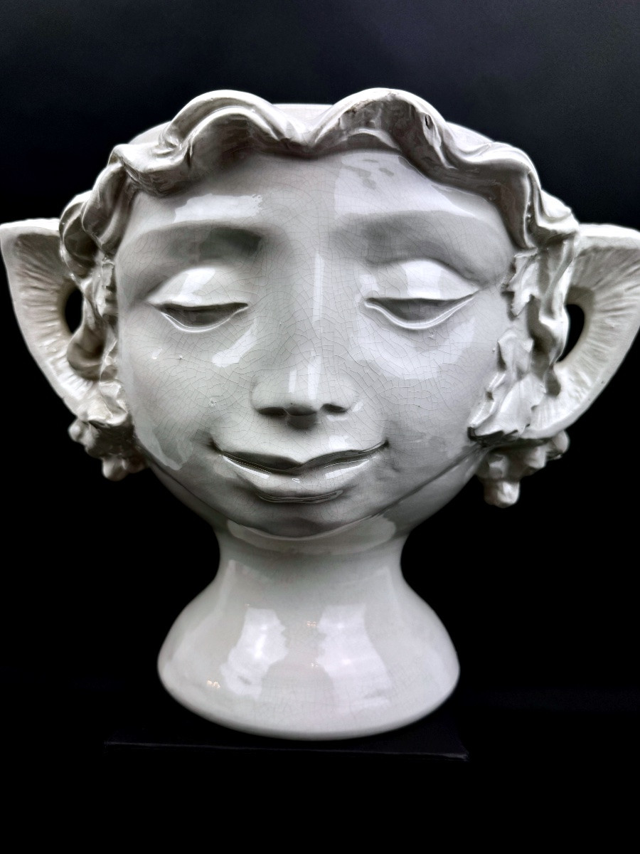 Grand cache pot en faïence blanche, têtes de faunes-photo-6