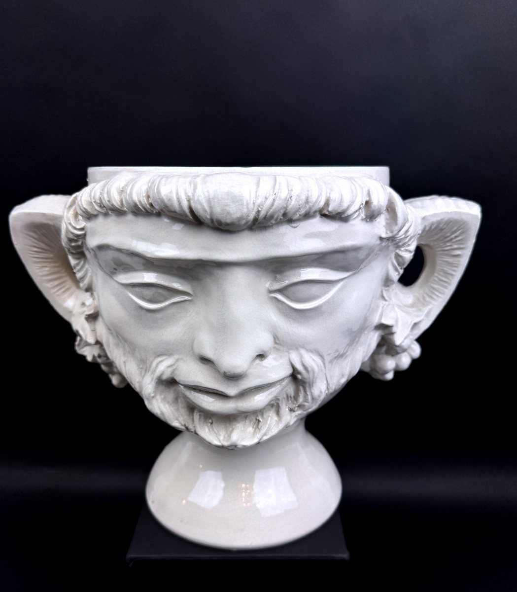 Grand cache pot en faïence blanche, têtes de faunes