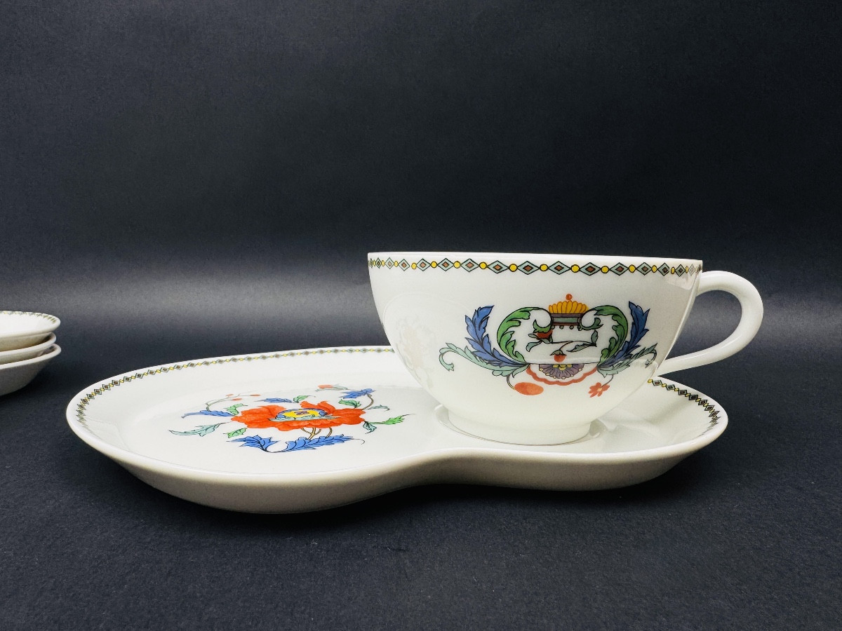 Suite de 4 tasses à déjeuner en porcelaine de Paris, modèle Pavot