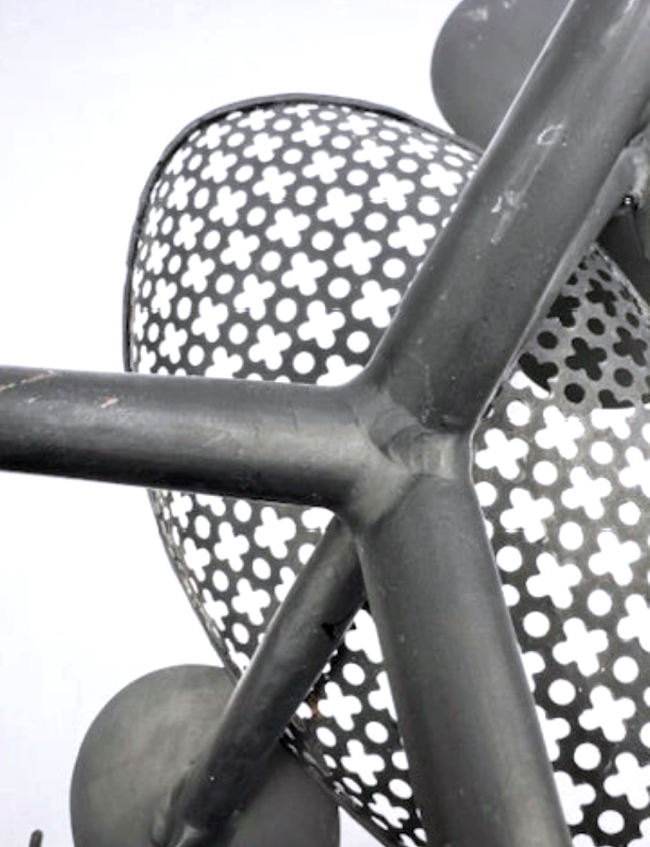 Chandelier, corbeille à fruits sculpture en fer perforé motif trèfle style Mathieu Matégot 1950-photo-3