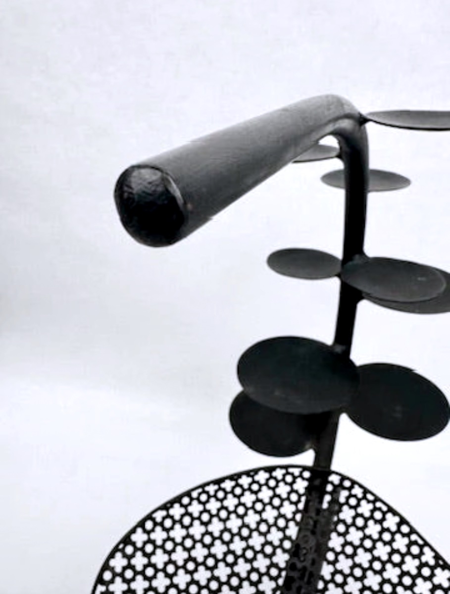 Chandelier, corbeille à fruits sculpture en fer perforé motif trèfle style Mathieu Matégot 1950-photo-4