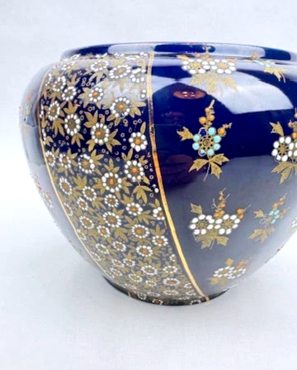 Cache-pot en porcelaine de Limoges décor émaillé or et fleurs relief bleu de Four-photo-2