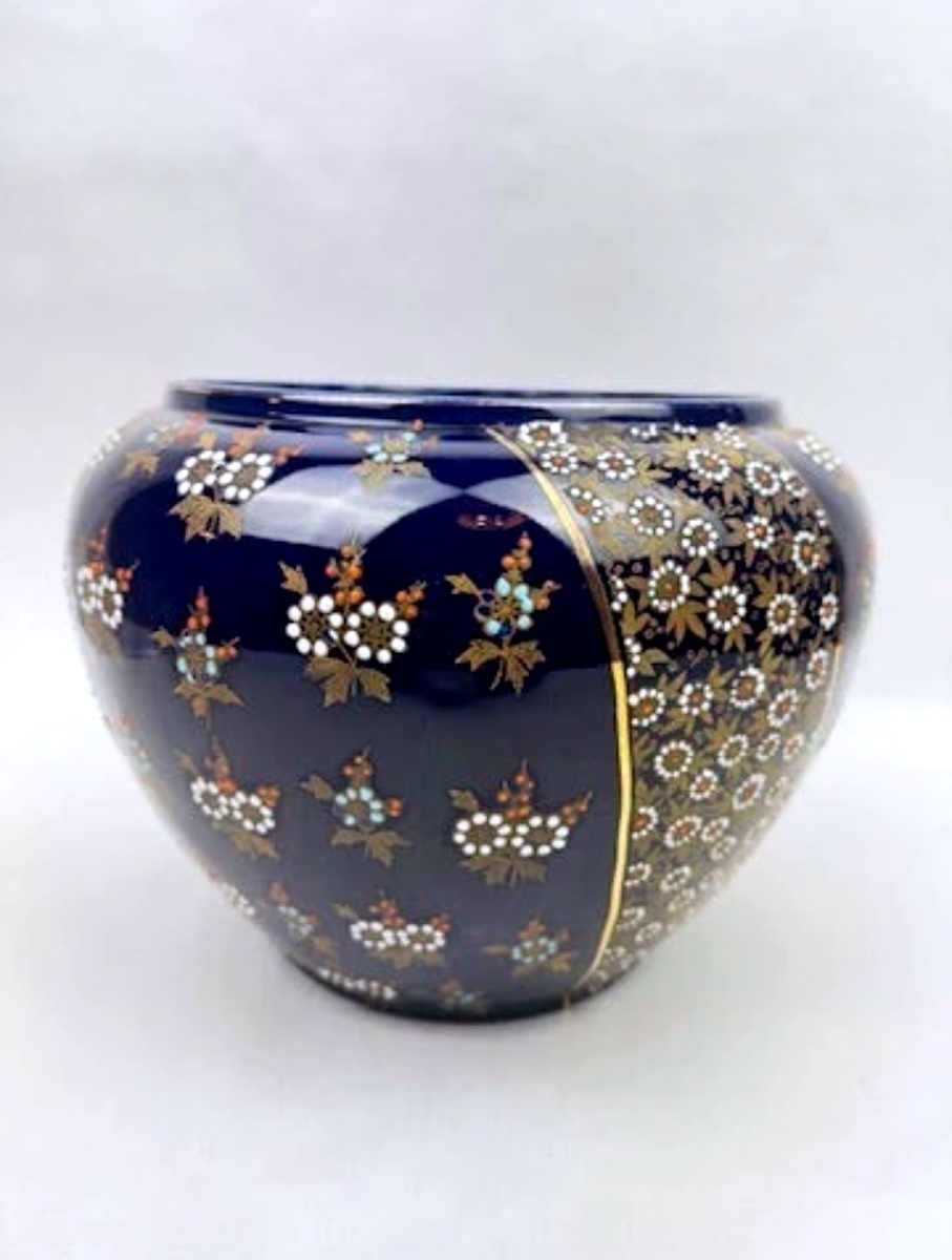Cache-pot en porcelaine de Limoges décor émaillé or et fleurs relief bleu de Four