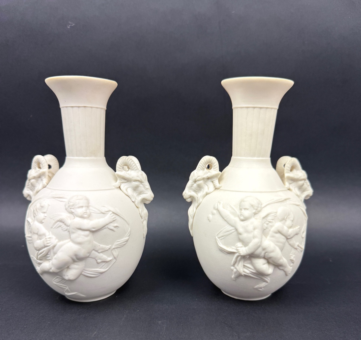 Paire de vases en biscuit de porcelaine style Louis XVI