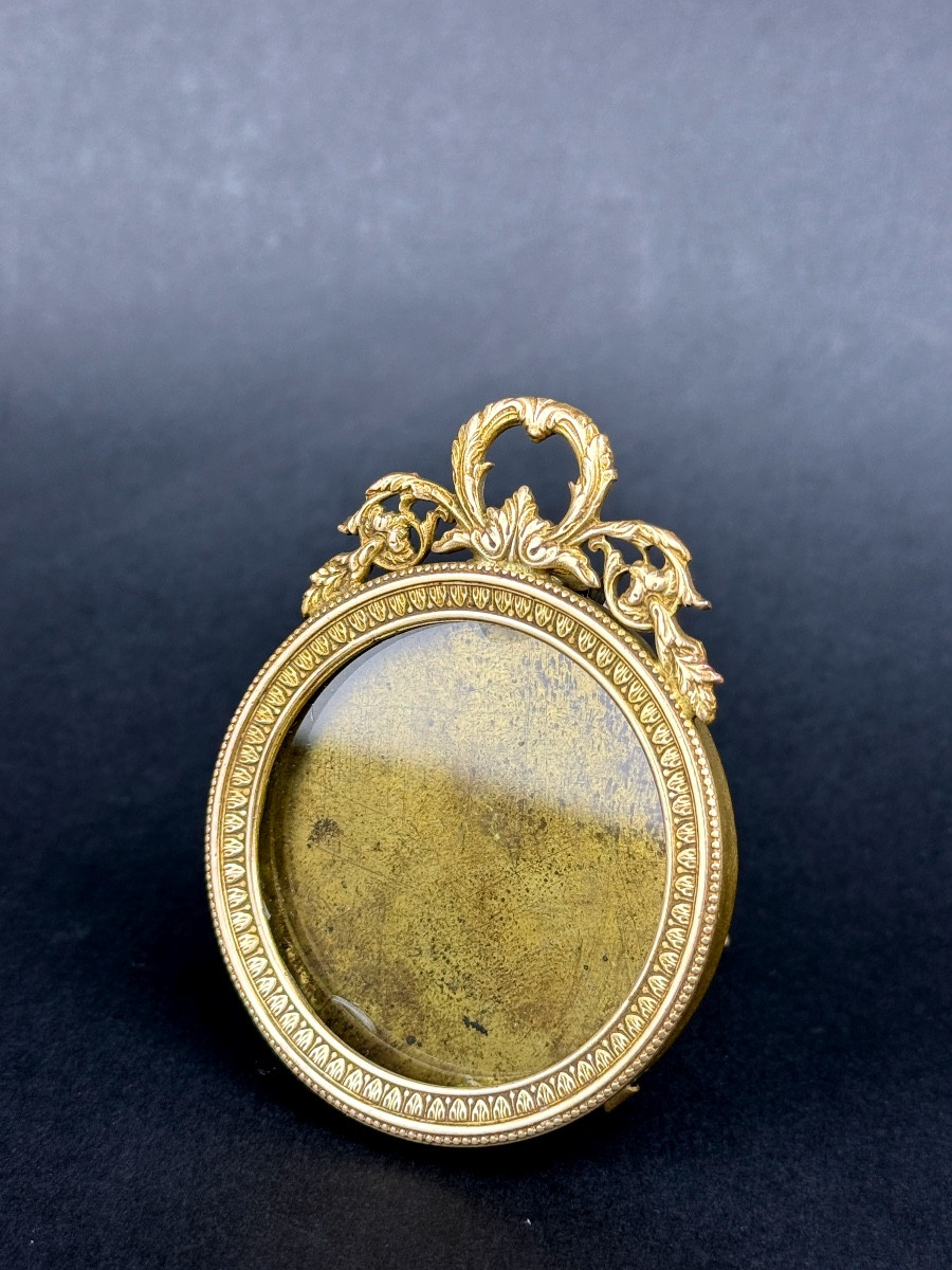 Petit cadre porte-photo en bronze doré de style Louis XVI                              2367,016