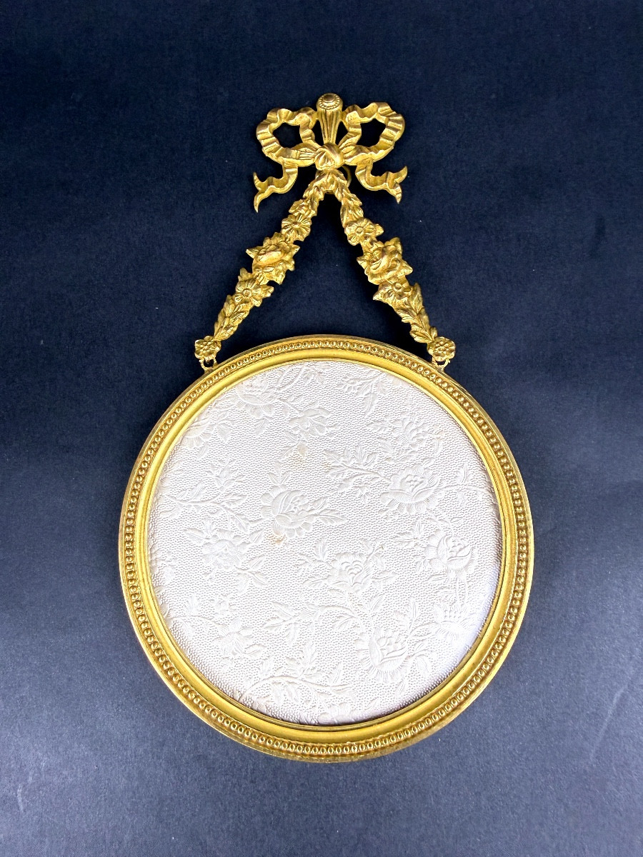 Cadre porte-photo médaillon en bronze doré                                             2367,008