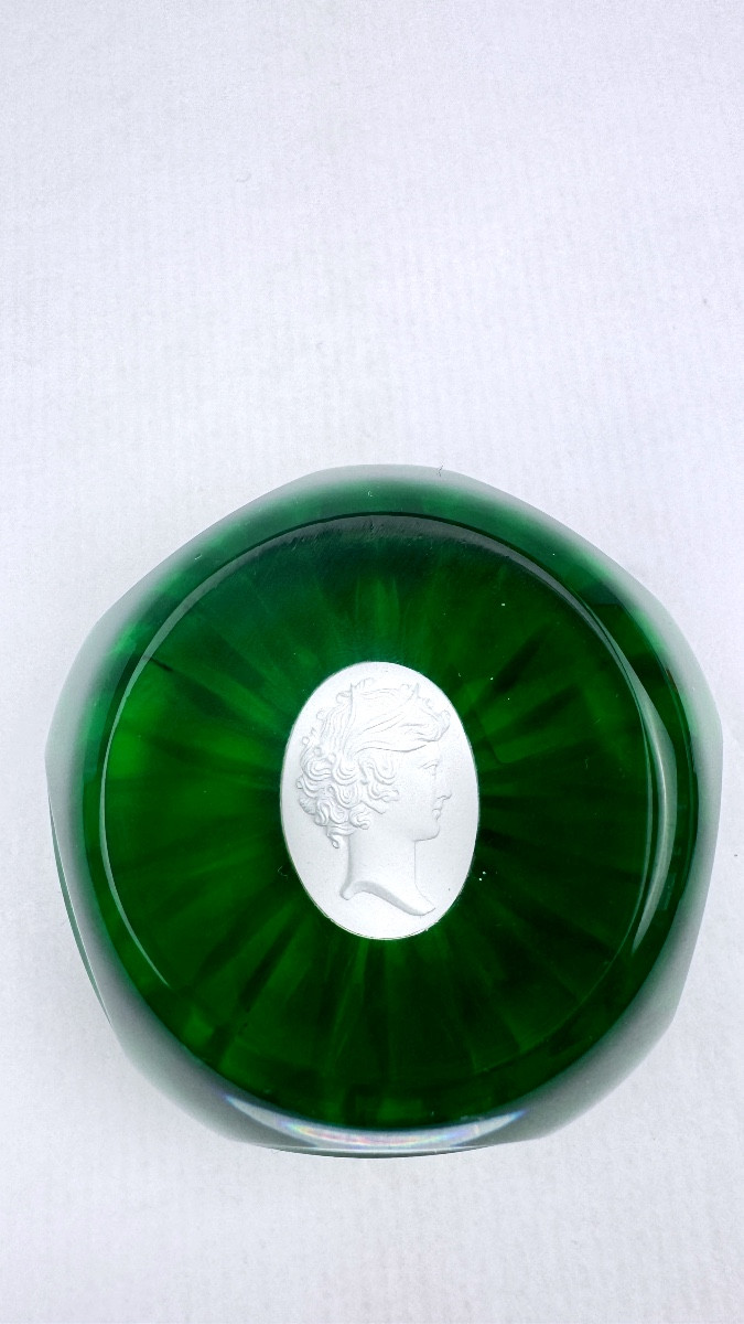 Presse-papier Cristallerie de Sèvres médaillon en cristallo-cérame