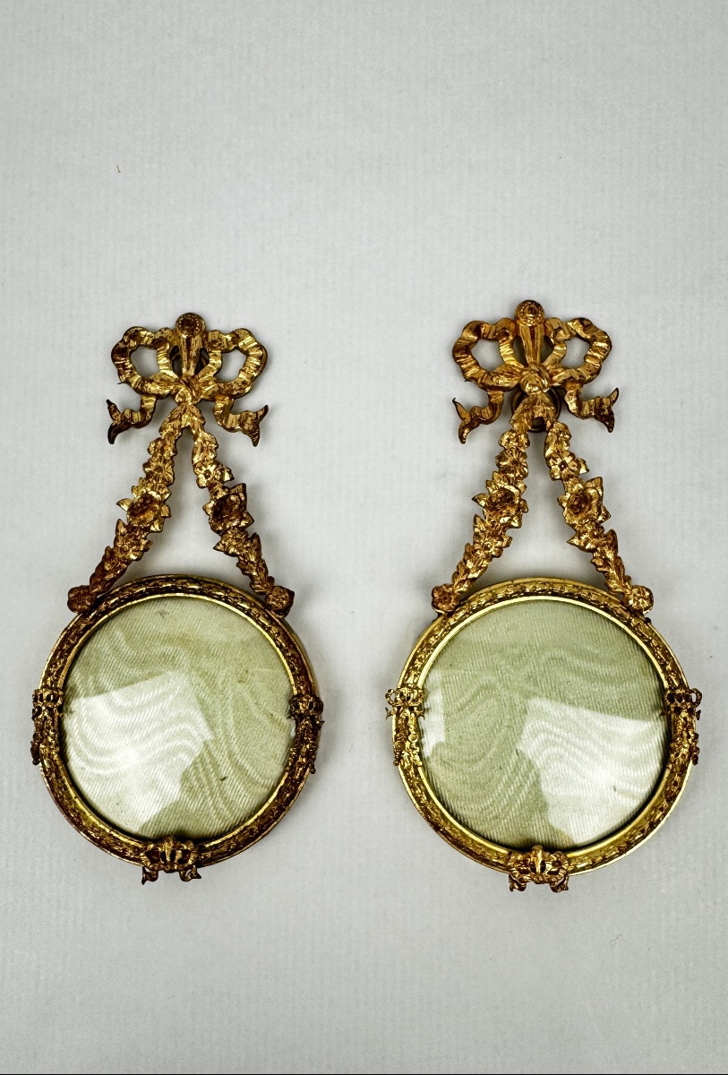 Paire de cadres porte-photo en bronze doré style Louis XVI-photo-6