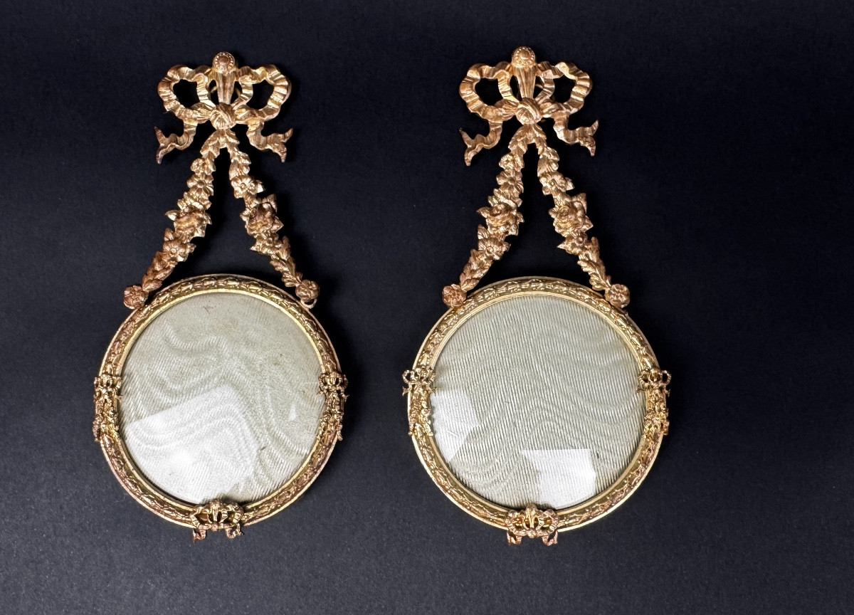 Paire de cadres porte-photo en bronze doré style Louis XVI