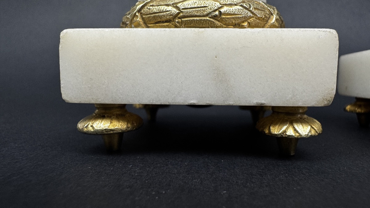 Paire de petits bougeoirs en marbre blanc et bronze doré                               2367,009-photo-1