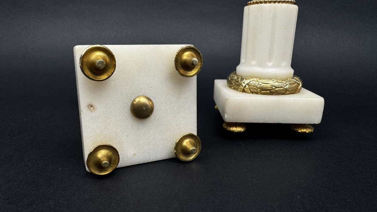 Paire de petits bougeoirs en marbre blanc et bronze doré                               2367,009-photo-5