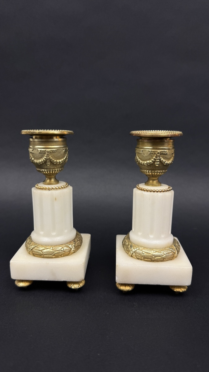 Paire de petits bougeoirs en marbre blanc et bronze doré                               2367,009