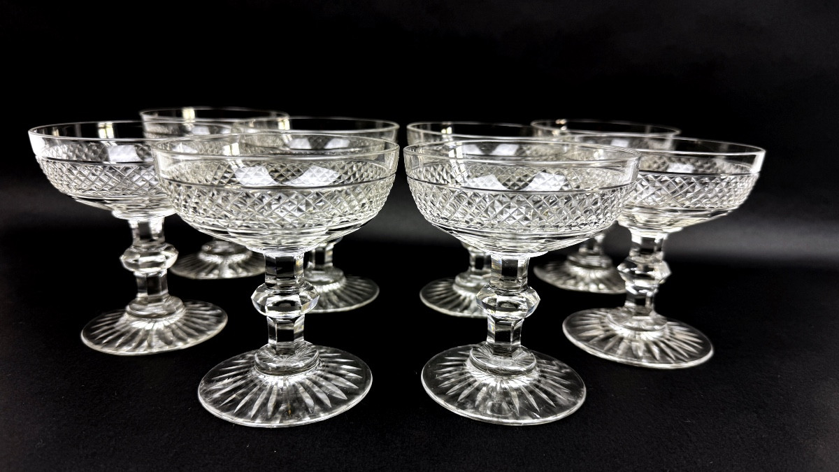 Suite de 8 coupes à champagne, Saint-Louis modèle Trianon