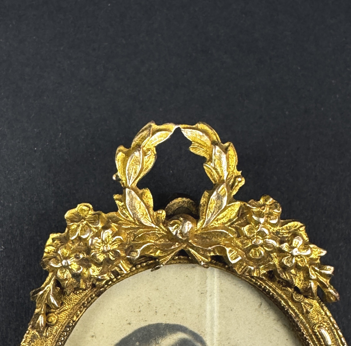 Petit cadre porte-photo en bronze doré de style Louis XVI                              2367,006-photo-2