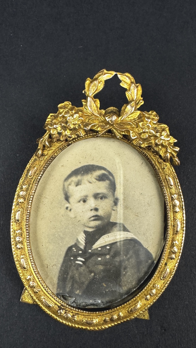 Petit cadre porte-photo en bronze doré de style Louis XVI                              2367,006