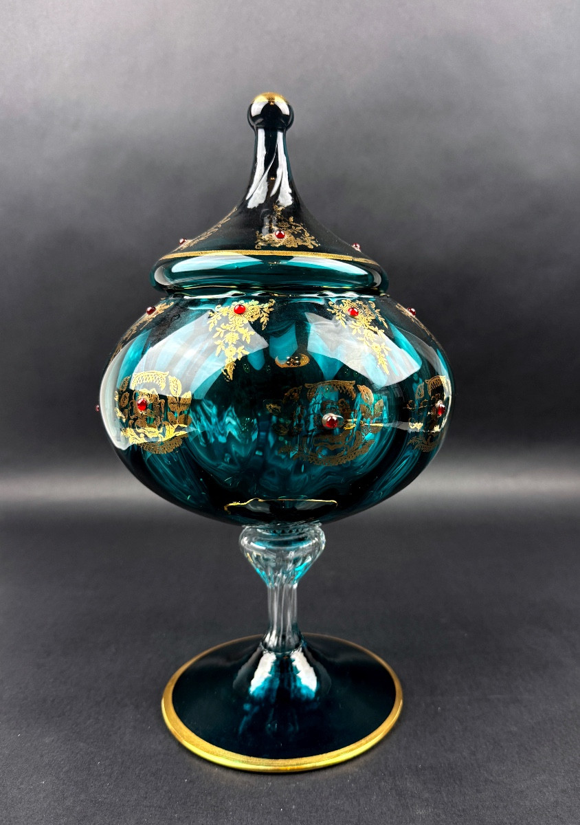 Bonbonnière en verre bleu émaillé or et cabochons rouges