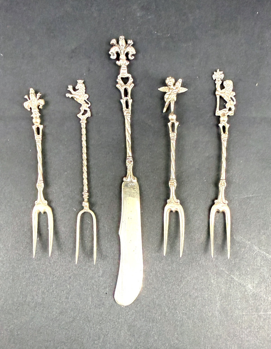 Set Of 4 Small Silver Picks And A Silver Spreader 800