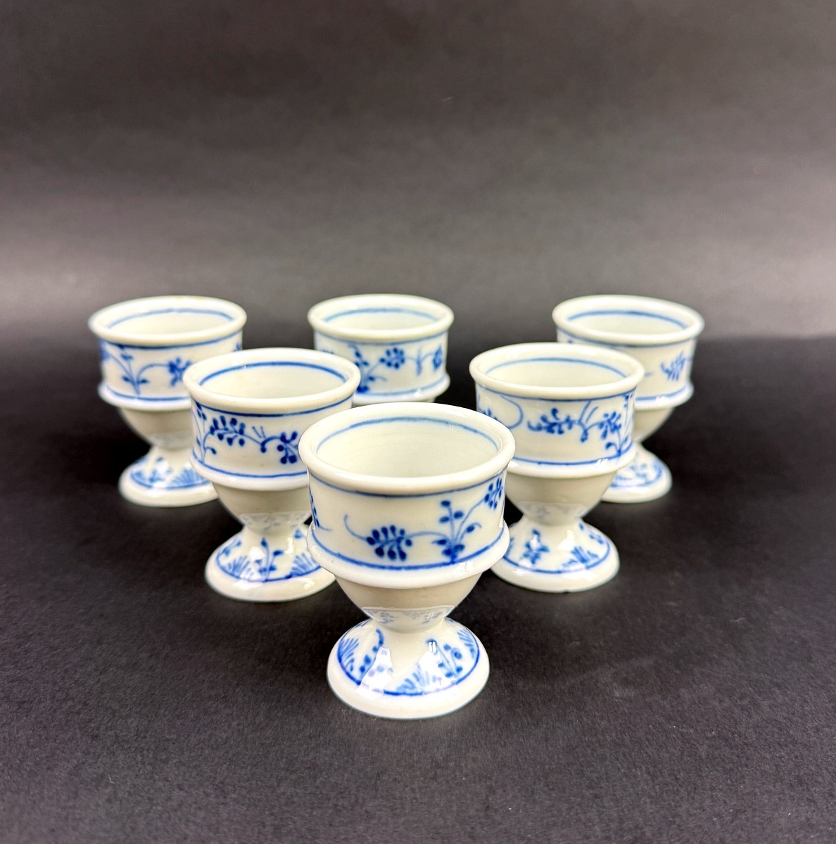 Suite de 6 coquetiers en porcelaine allemande