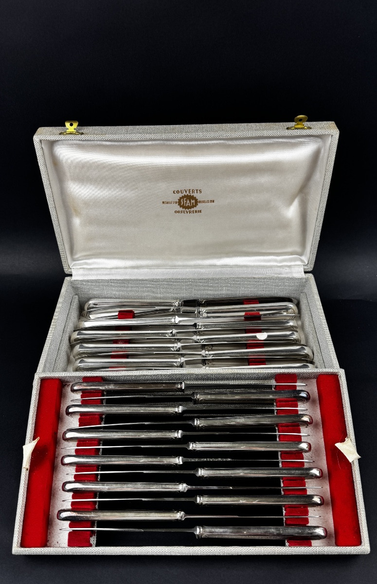 Coffret de 24 couteaux en métal argenté SFAM, modèle filet