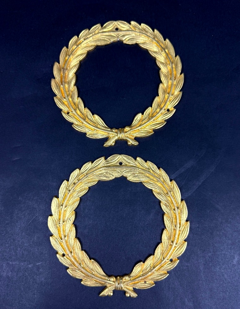 Paire d'ornements en bronze doré, couronnes de lauriers