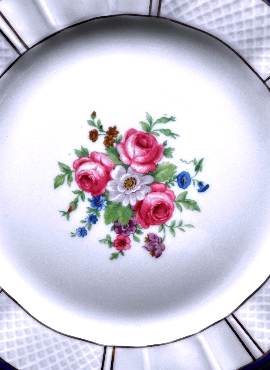 Bernardaud Limoges suite de six assiettes à dessert décor floral, filet bleu et or-photo-2