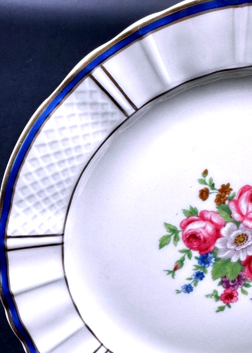 Bernardaud Limoges suite de six assiettes à dessert décor floral, filet bleu et or-photo-3