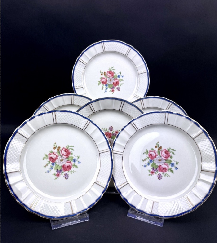 Bernardaud Limoges suite de six assiettes à dessert décor floral, filet bleu et or
